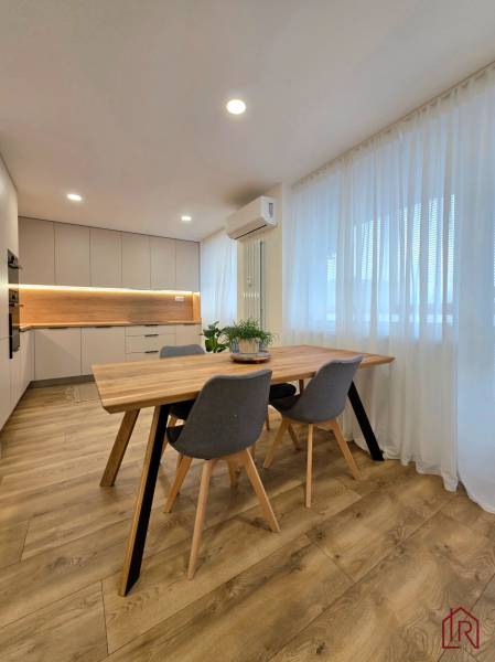 pohľad k jedálenskému stolu a do kuchyne