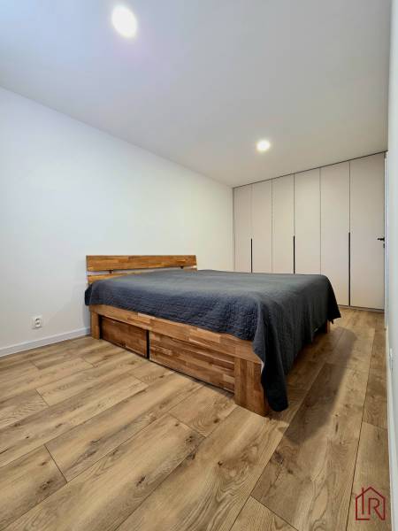 spálňa so vstavanou skriňou