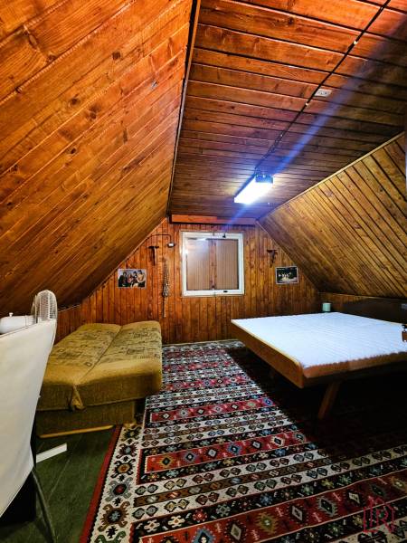 podkrovná spálňa, ubytovanie pre rodiny, drevený strop, oddelené lôžka, spací kút.