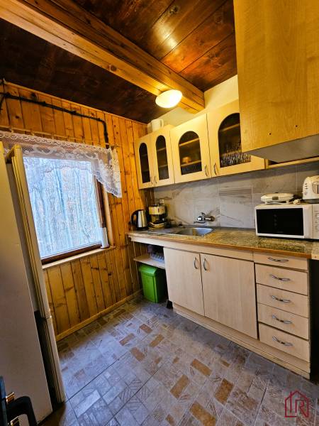 vybavená kuchyňa, ubytovanie s kuchynkou, kuchynská linka, mikrovlnka, varná kanvica, plne funkčná.