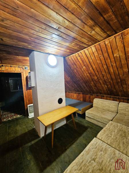 odkrovná spálňa, ubytovanie pre rodiny, drevený strop, oddelené lôžka, spací kút.