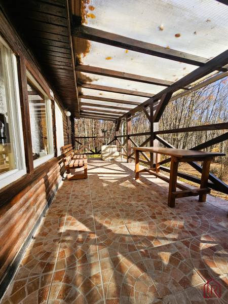 Priestranná krytá terasa pre dokonalý relax a vonkajšie stolovanie.