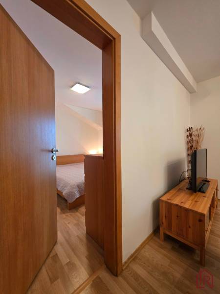 pohľad do spálne a obývačky