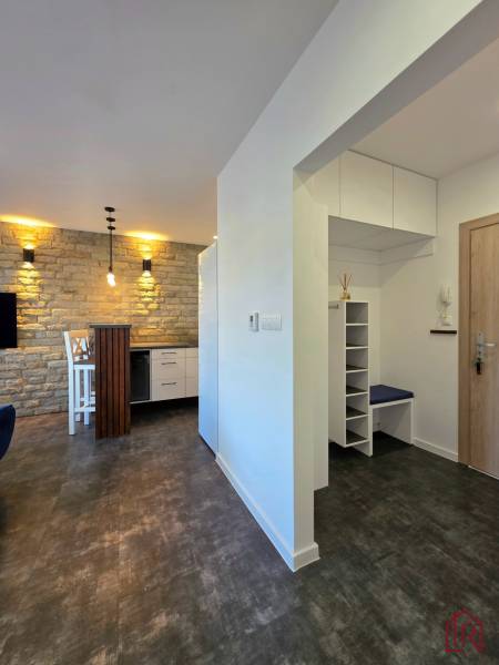 pohľad do kuchyne a chodby