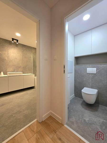 pohľad do kúpeľne a toalety