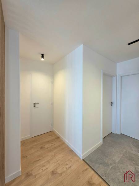 pohľad k sociálnym zariadeniam a do chodby