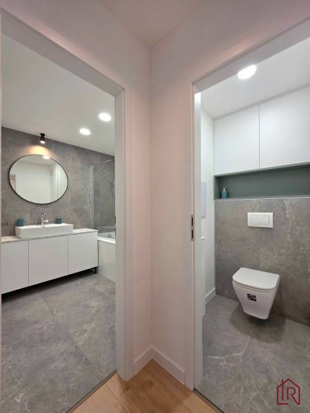 pohľad do kúpeľne a toalety