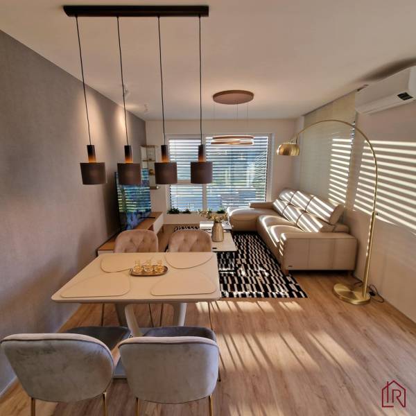 pohlad do obyvacky 4.jpg