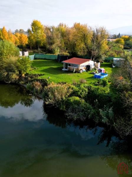 plechova-garaz-na-pozemku