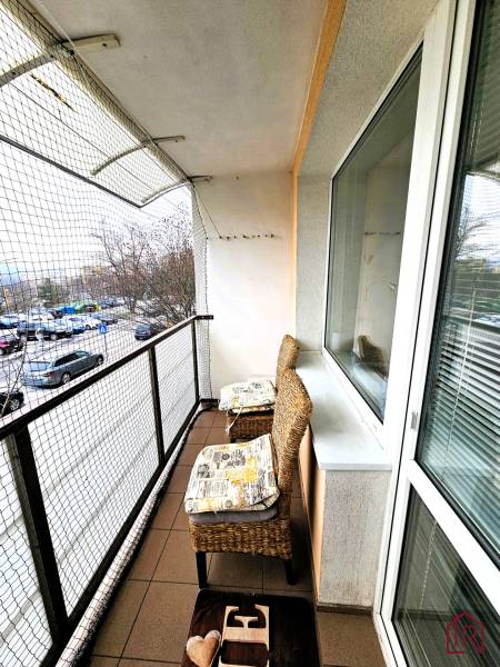 •	loggia-s-vyhladom-na-ulicu