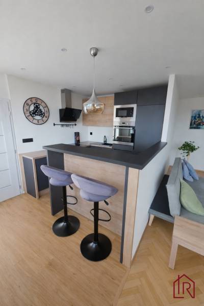 kuchyna-prepojena-s-obyvackou-po-rekonstrukcii