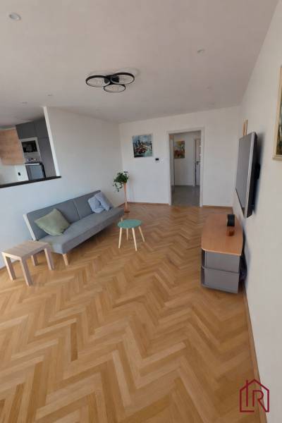 priestranna-obyvacka-prepojena-s-kuchynou