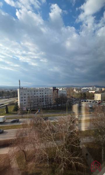 vyhlad-z-okna-bytu-na-okolie