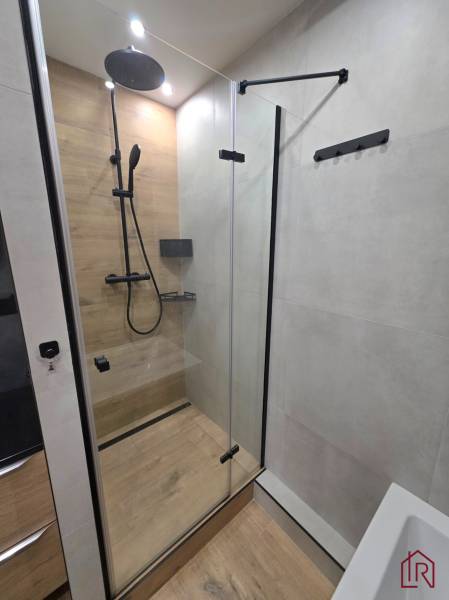 kupelna-s-modernou-sanitou-a-dlazbou