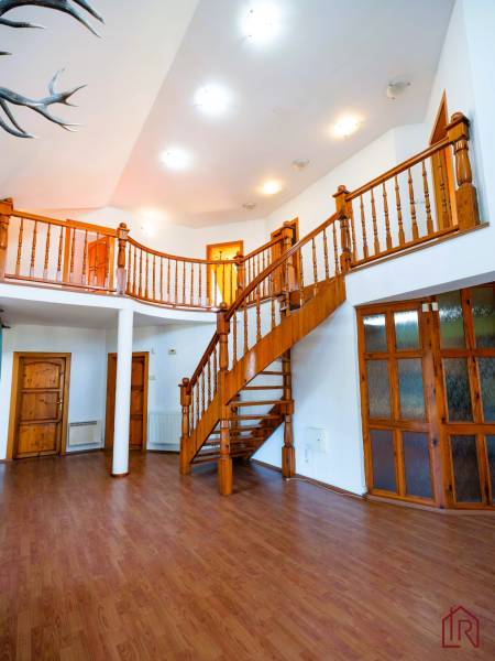 Priestranná obývacia izba s galériou v novšom rodinnom dome v Michalovce