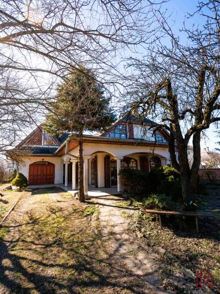 Novší 6-izbový rodinný dom kolaudovaný v roku 2000 v zadnej časti pozemku v Michalovce.