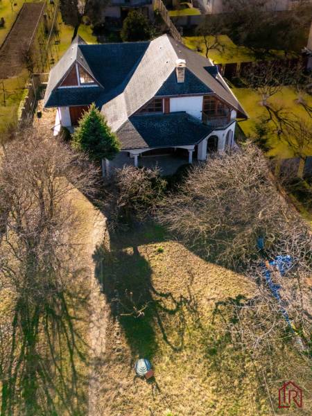 Novší 6-izbový rodinný dom kolaudovaný v roku 2000 v zadnej časti pozemku v Michalovce.