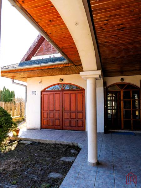 Novší 6-izbový rodinný dom kolaudovaný v roku 2000 v zadnej časti pozemku v Michalovce.