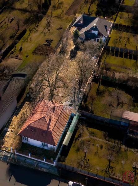 Pohľad na dva rodinné domy na priestrannom pozemku v centre mesta Michalovce