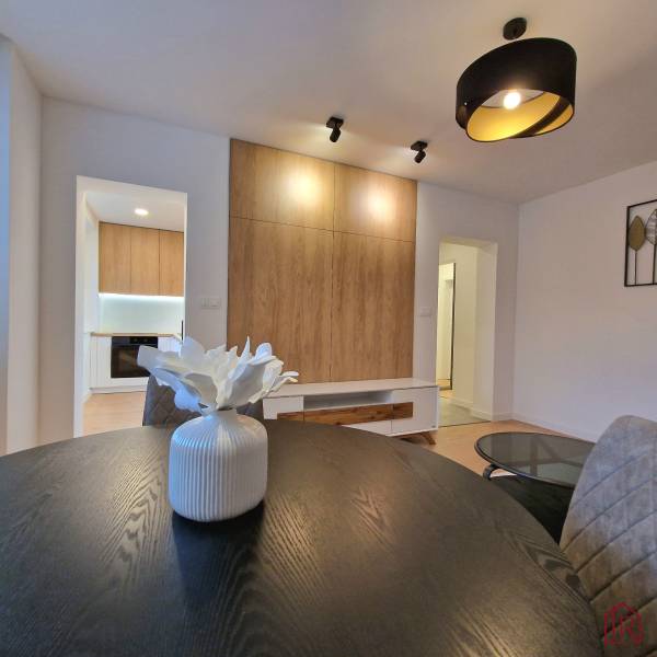 pohľad od jedálneského stola do kuchyne