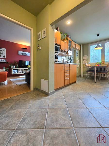 pohľad do kuchyne a obývačky