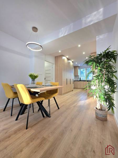 pohľad z jedálenskej časti do kuchyne