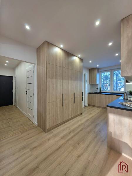 pohľad do vstupnej chodby a kuchyne