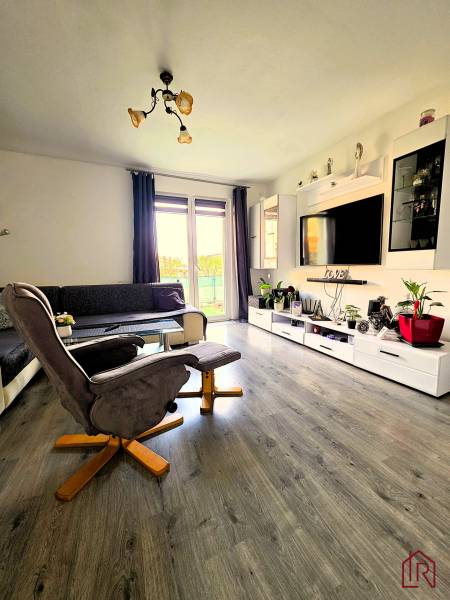 obyvacka-byt-novacany-svetla-miestnost