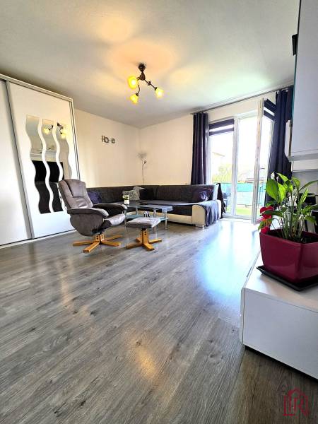 obyvacka-byt-novacany-svetla-miestnost